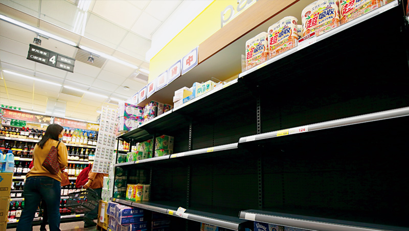 3月19日全聯超市，貨架一空的泡麵、米、衛生紙其實原料充足，民眾該擔心的反而是歐美強力救市背後對大蕭條的擔憂。